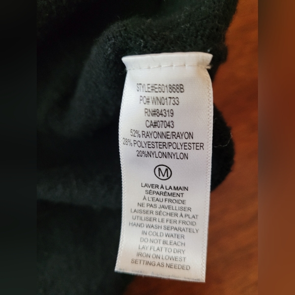 Cyrus womans loose turtleneck sweater with front pockets. Size medium - Picture 5 of 5